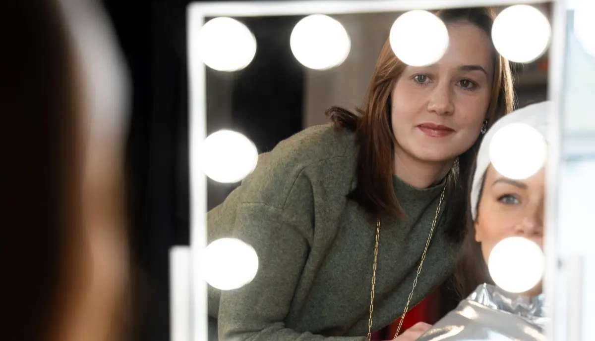 Raphaëlle en séance de conseil en image devant le miroir lumineux