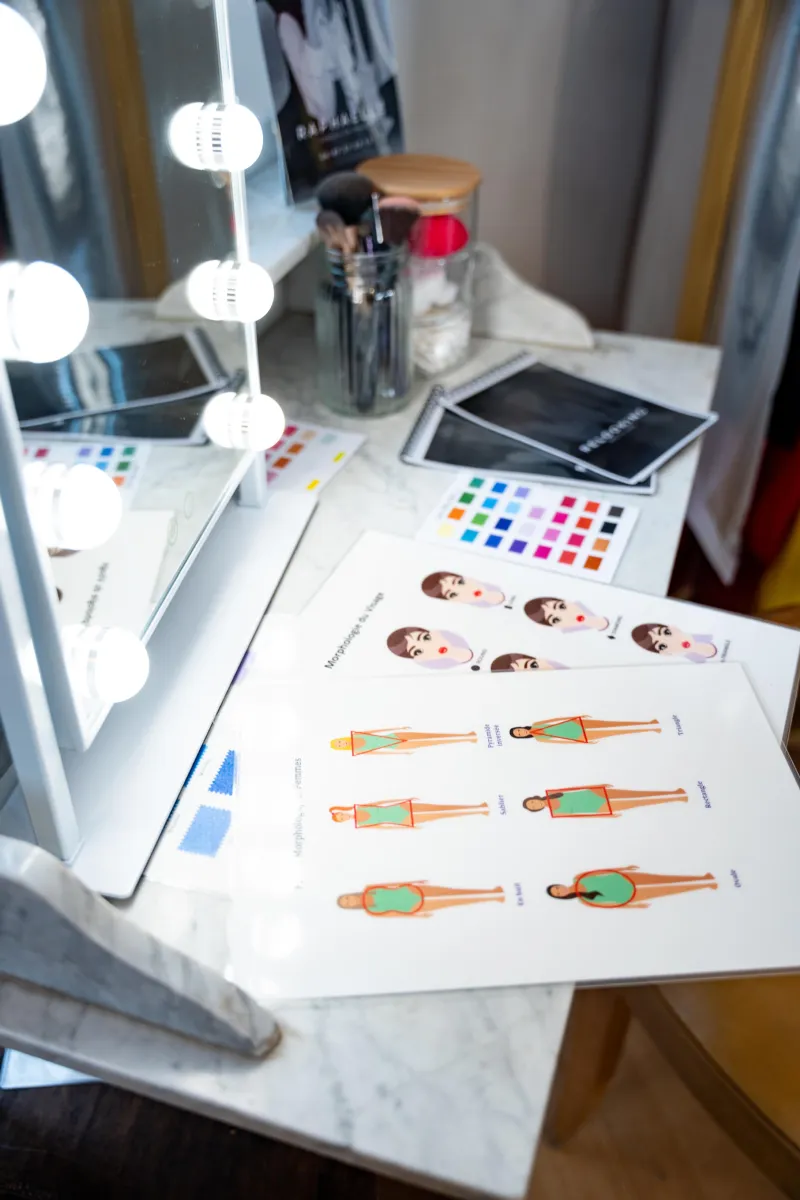 Coiffeuse du Showroom avec miroir lumineux, planches de morphologie et nuancier