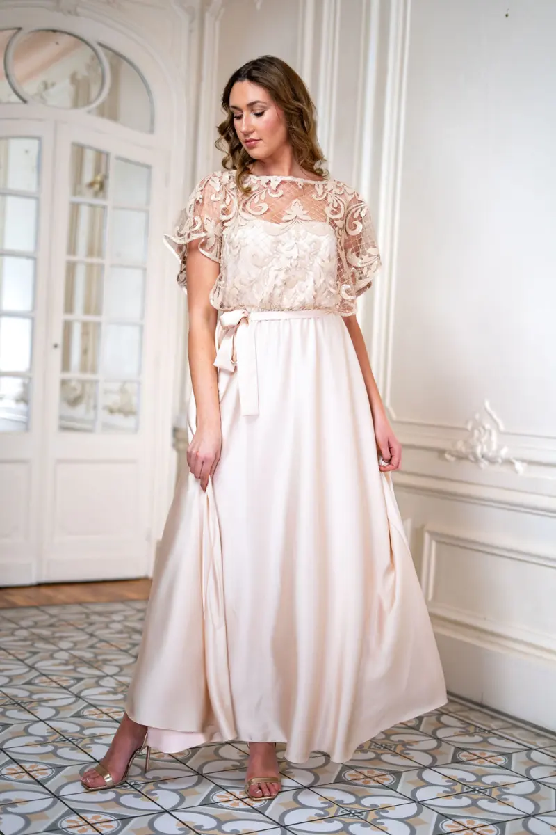 Ensemble de cérémonie beige en dentelle au Showroom BellandJoe
