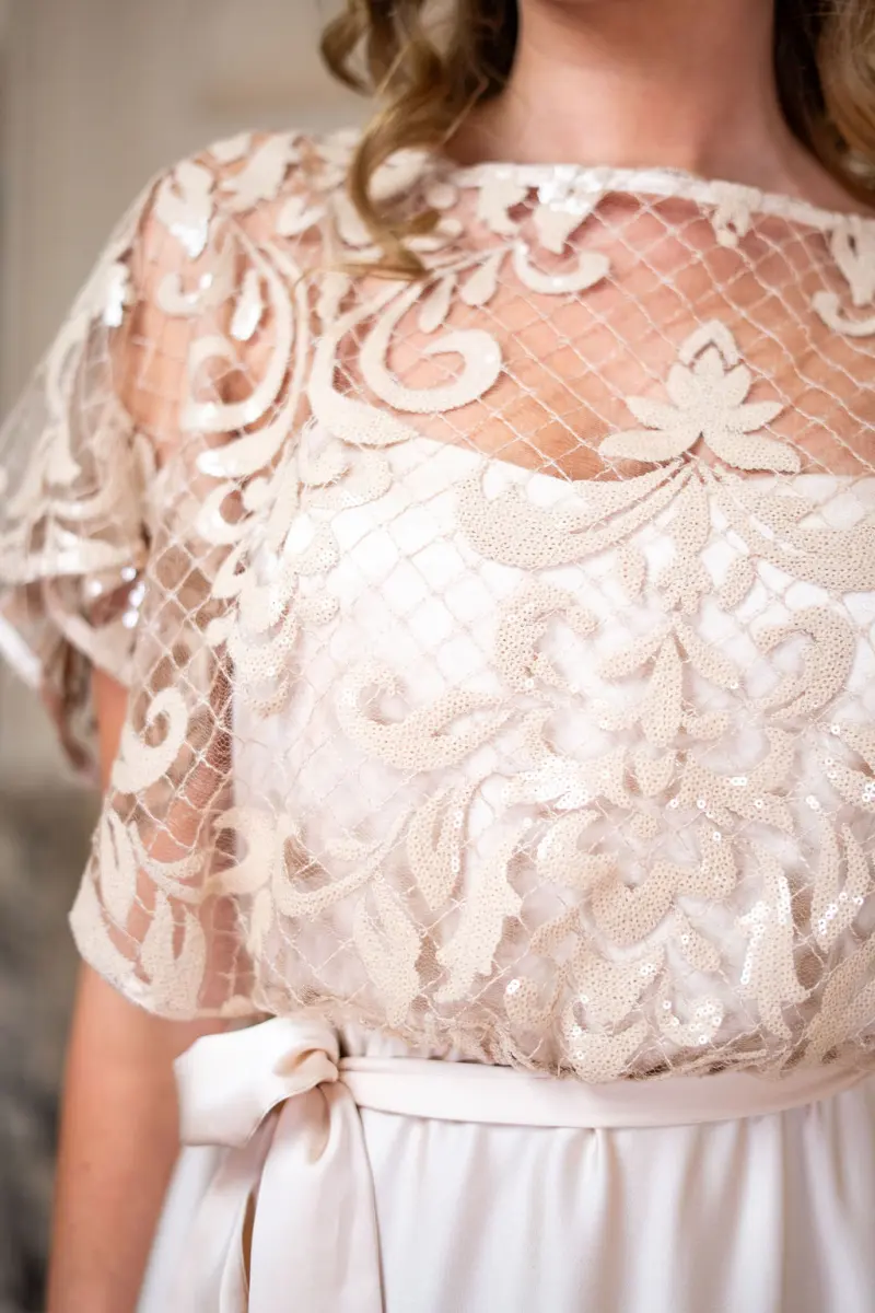 Détail de dentelle beige brodée